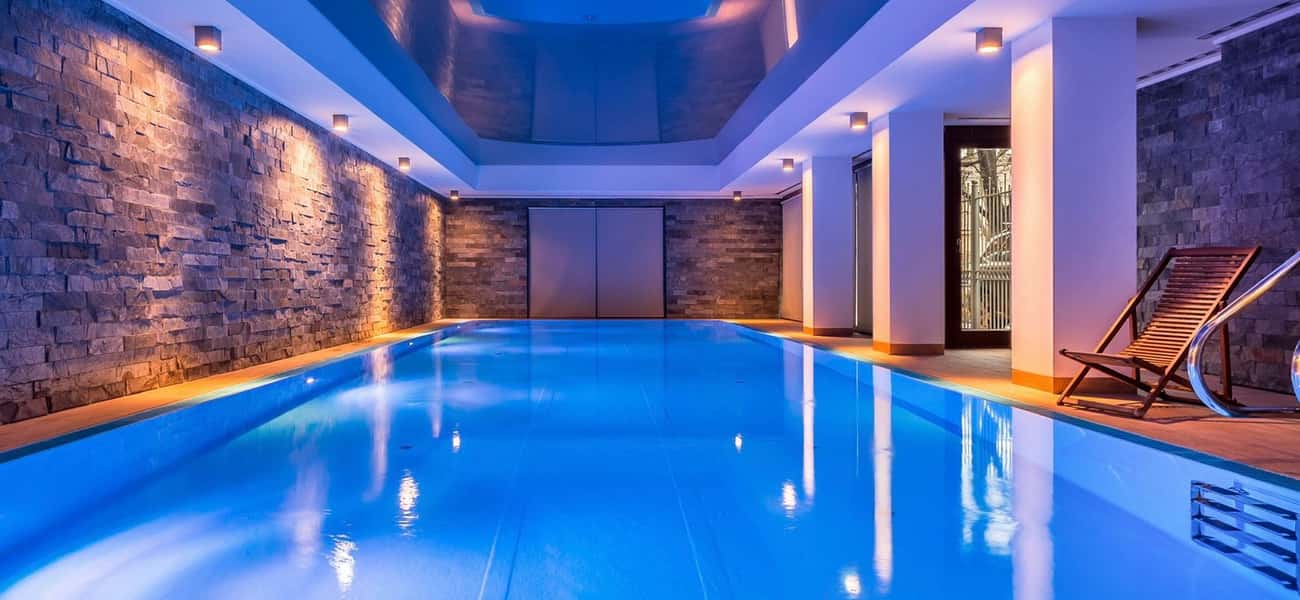 La piscine d'intérieur en béton armé